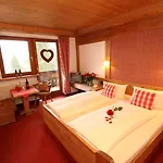 Dreimaederlhaus - Vegetarische Boutique Гостьовий будинок 4*